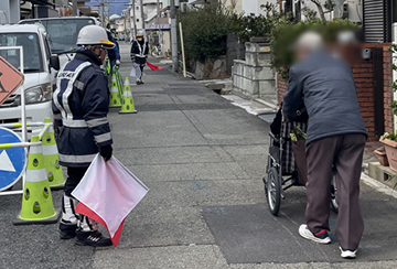 尼崎市のガス管新設工事現場で交通誘導警備中の警備員3(2026.01.20)