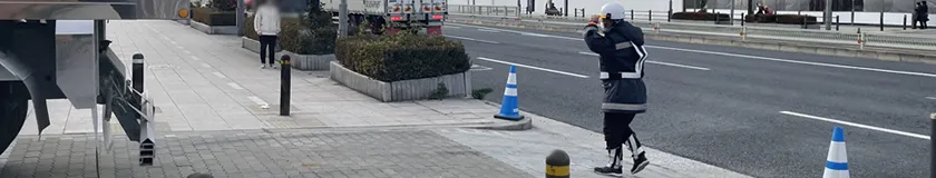 此花区のグランド復旧工事現場での交通誘導警備中の警備員1(2026.01.28)