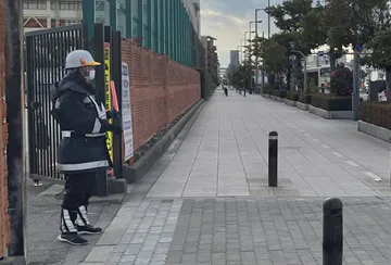 此花区のグランド復旧工事現場での通行者保全中の警備員1(2026.01.28)