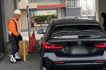 伏見区のショッピングモールの作業現場で交通誘導警備中の警備員2(2026.02.06)