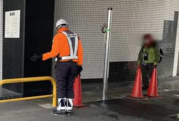 伏見区のショッピングモールの作業現場で交通誘導警備中の警備員3(2026.02.06)