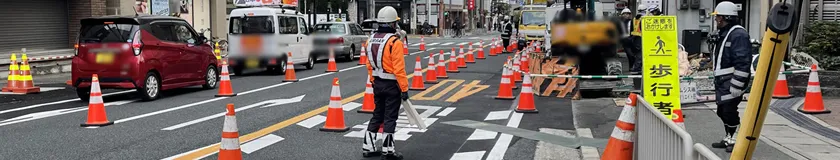 豊中市の電線共同溝整備工事での交通誘導警備中の警備員1(2026.01.30)