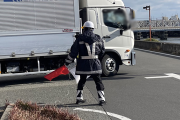 吹田市のガス管新設工事現場での交通誘導警備の様子(2026.01.23)