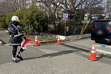 吹田市のガス管新設工事現場で交通誘導警備をする警備員2(2026.01.23)