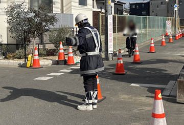 吹田市のガス管新設工事現場で交通誘導警備をする警備員3(2026.01.23)