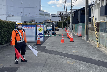 吹田市のガス管新設工事現場で交通誘導警備をする警備員4(2026.01.23)