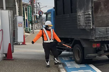 宝塚市の老朽化工事現場での交通誘導警備の様子(2026.02.06)