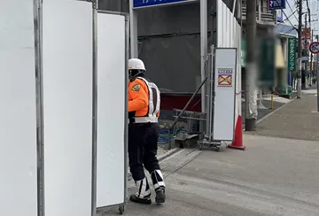 宝塚市の老朽化工事現場で交通誘導警備中の警備員3(2026.02.06)