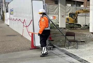 宝塚市の老朽化工事現場で交通誘導警備中の警備員4(2026.02.06)