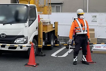 東大阪市のコンビニエンスストア駐車場内工事現場での警備の様子(2026.03.14)