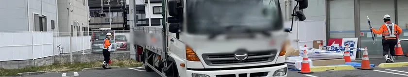 東大阪市のコンビニエンスストア駐車場内工事現場の警備の様子(2026.03.13)